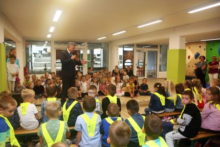 PRVOŠOLČKI CERKNICA 09 FOTO LJUBO VUKELIČ